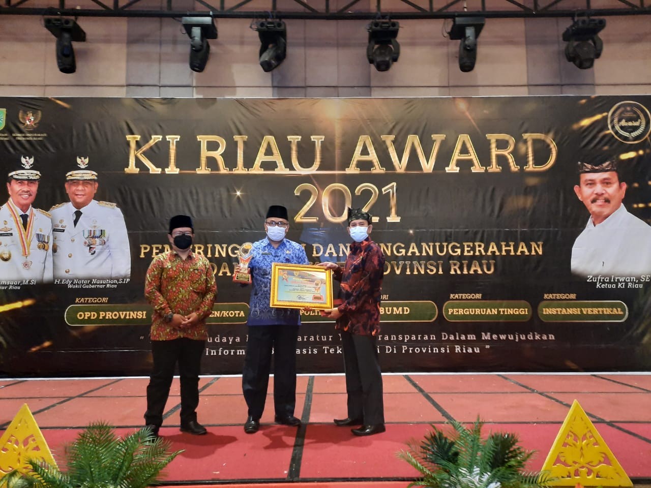 BPKAD Provinsi Riau Raih Piagam Penghargaan KI Riau Award 2021 sebagai Peringkat Menuju Informatif (Kategori PPID Pembantu Provinsi Riau) 